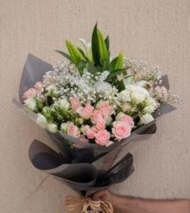 Lilly Gypso & White + Pink Spray Roses